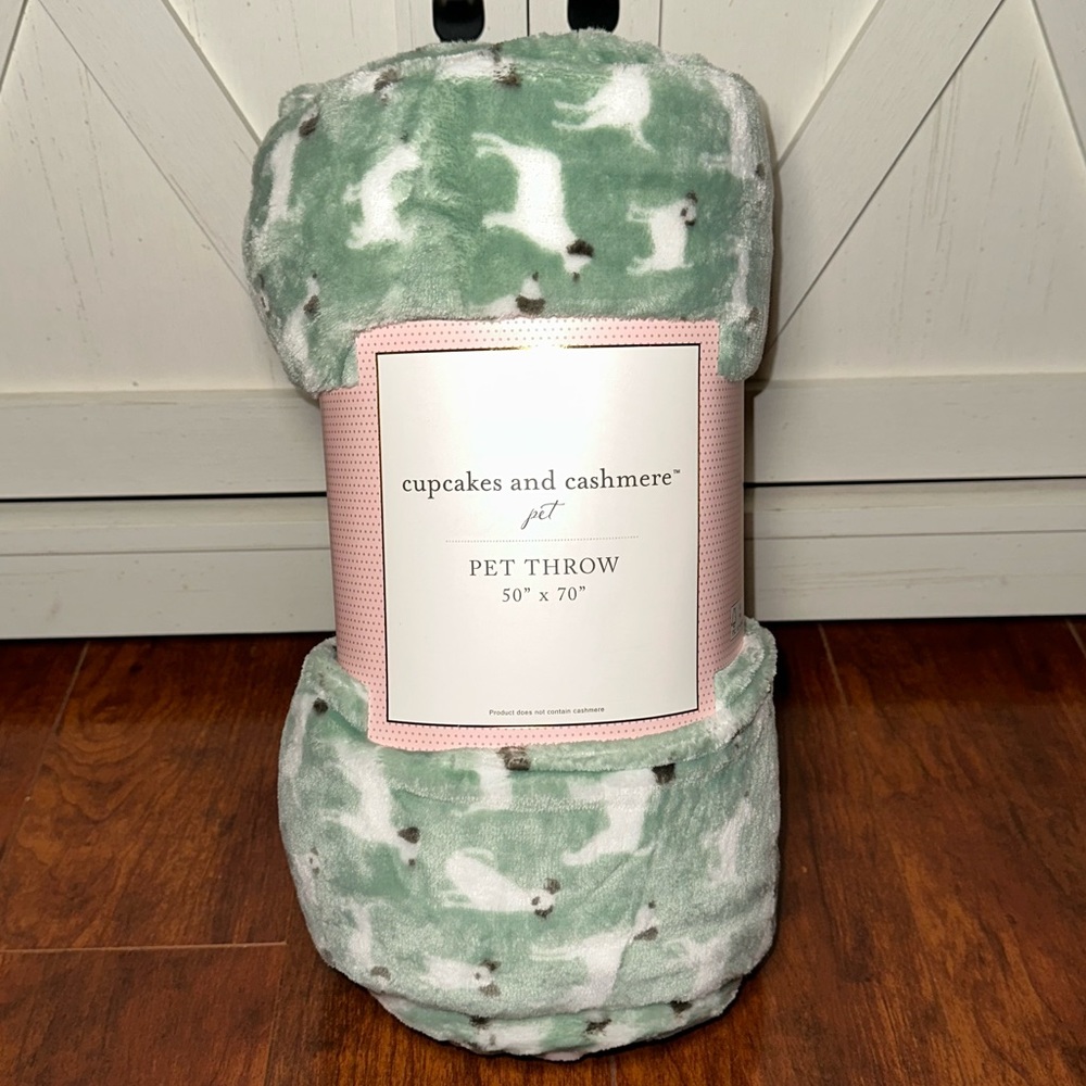 Cupcakes and Cashmere Pet Plush Throw Blanket